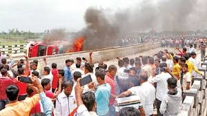 परभणीत मराठा आंदोलकांनी टायर जाळून केला रस्ता रोको