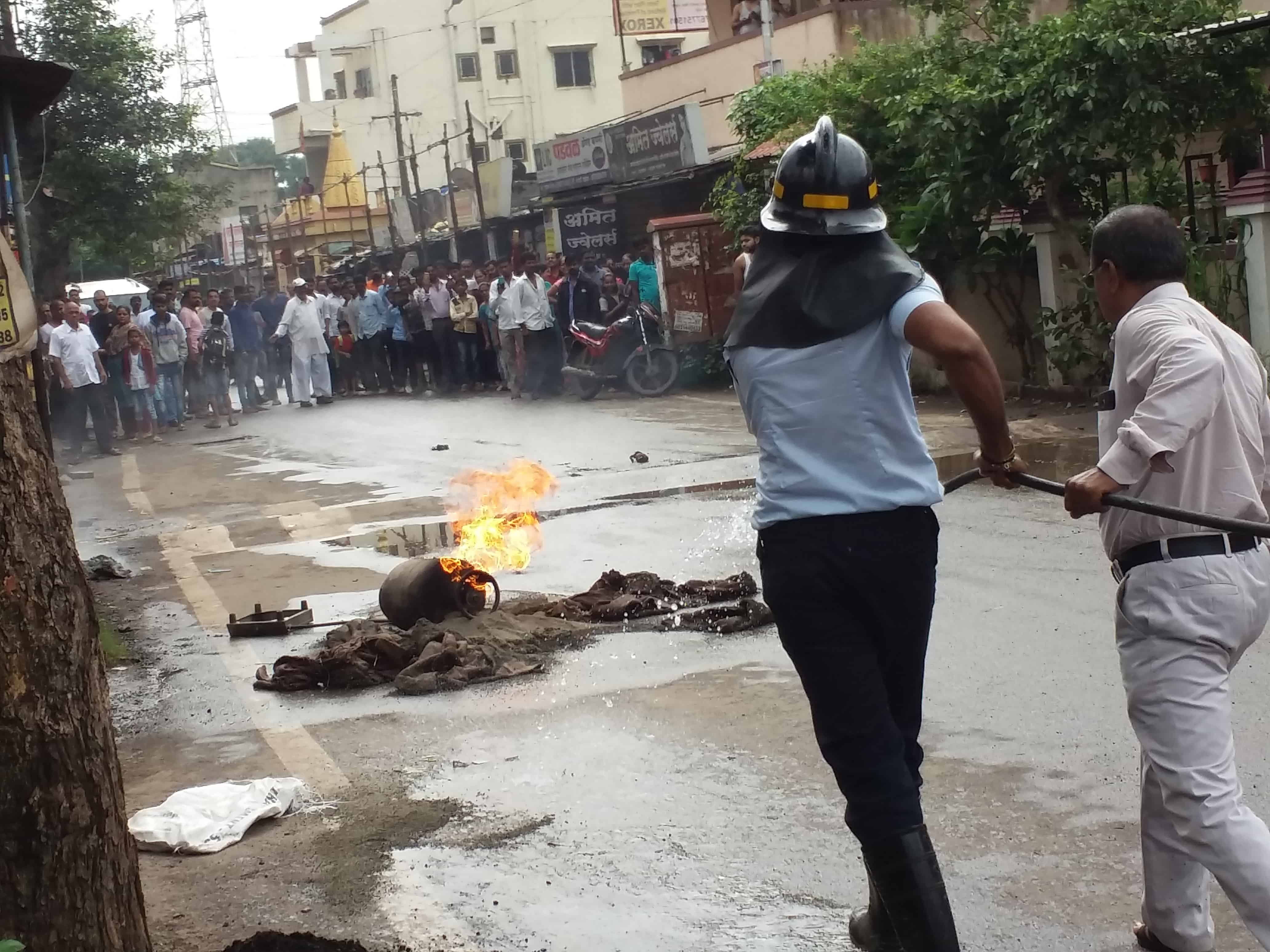 चिंचवडेनगर येथे जळत्या सिलेंडरने उडवला थरकाप.