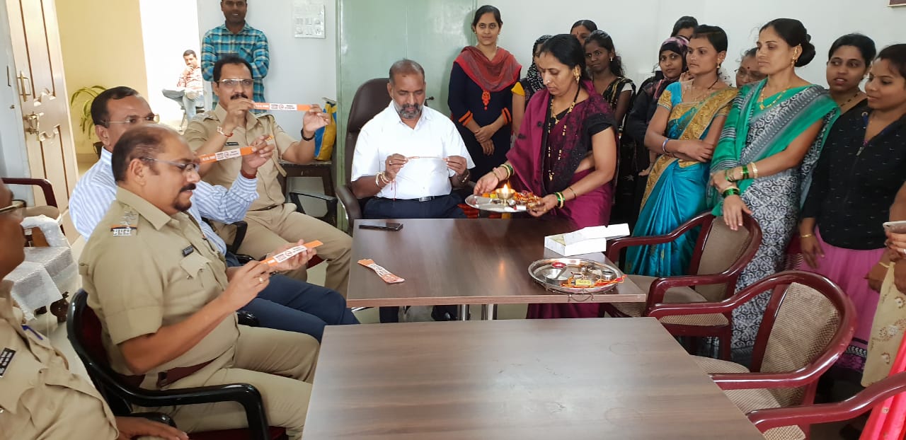 रक्षा बंधन नव्हे -सुरक्षा बंधन : आनंद पाटील   ( पिं.चिं.आर.टी.ओ.कार्यालयात रक्षा बंधनासोबत सुरक्षा बंधनाची शपथ घेऊन अनोखा रक्षा बंधन कार्यक्रम साजरा )