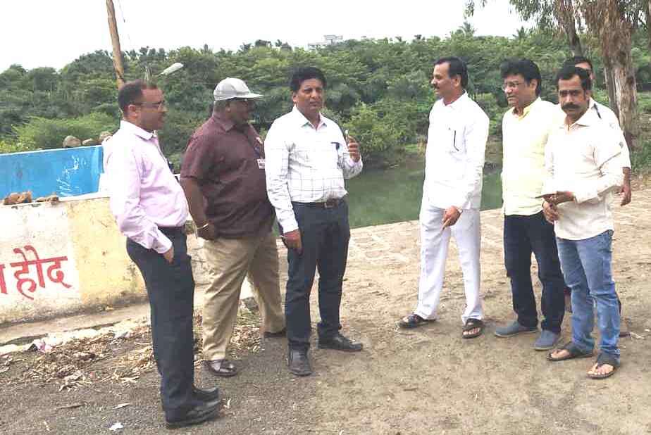 नगरसेवक सुरेश भोईर यांनी प्रशासन अधिकाऱ्यांसोबत केली गणेश विसर्जन घाटाची पाहणी.