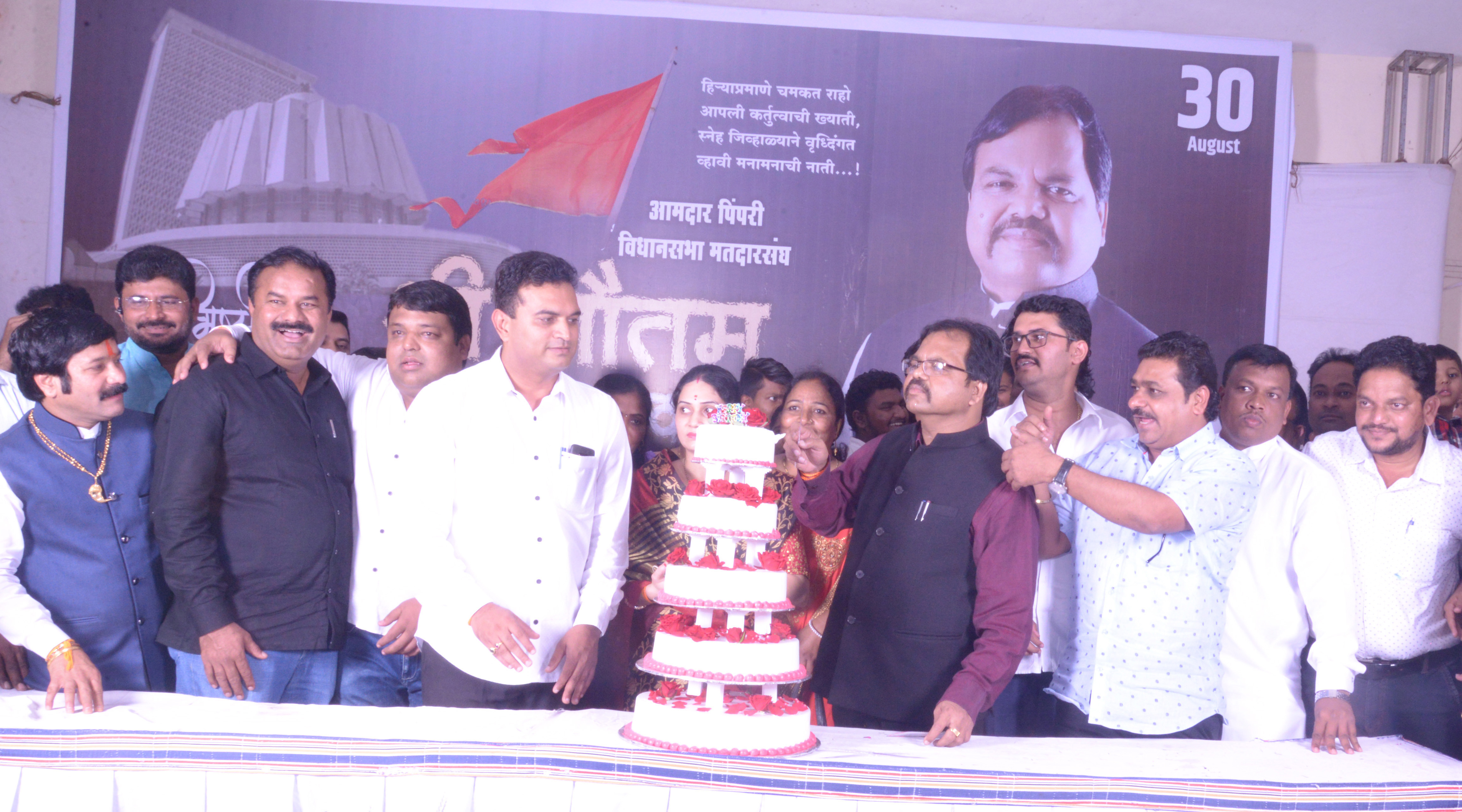 आमदारांचे शक्तीप्रदर्शन : निम्मित वाढदिवसाचे ; लक्ष विधानसभेचे!