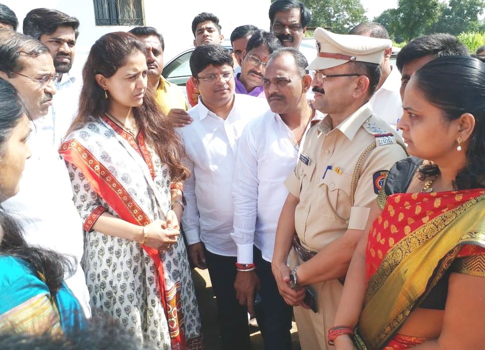 हिंजवडीतील 'त्या' पीडित मुलींच्या कुटूंबियांना खा. डॉ. प्रितमताई मुंडे यांनी दिला धीर.