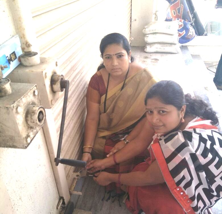 ठेकेदारावर कारवाई करा, नाहीतर टाळे काढणार नाही - नगरसेविका विनया तापकीर  