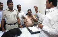 आरोग्य वैद्यकिय अधिकाऱ्यांच्या टेबलवर नगरसेवक सचिन भोसलेंनी चक्क डुक्कर सोडले