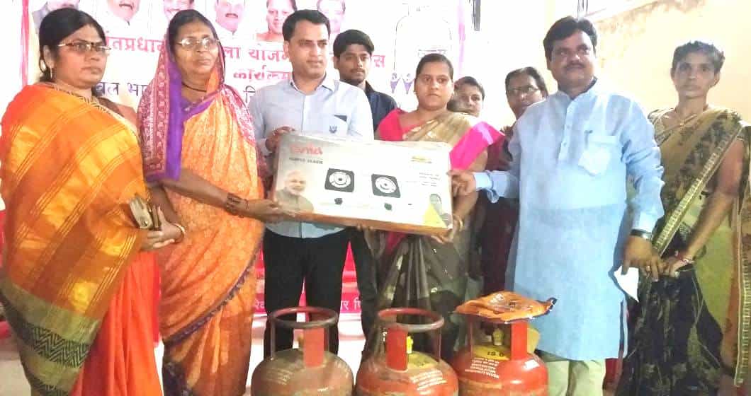 नगरसेवक शैलेश मोरे यांनी राबवला मोफत गॅस योजनेचा उपक्रम.  