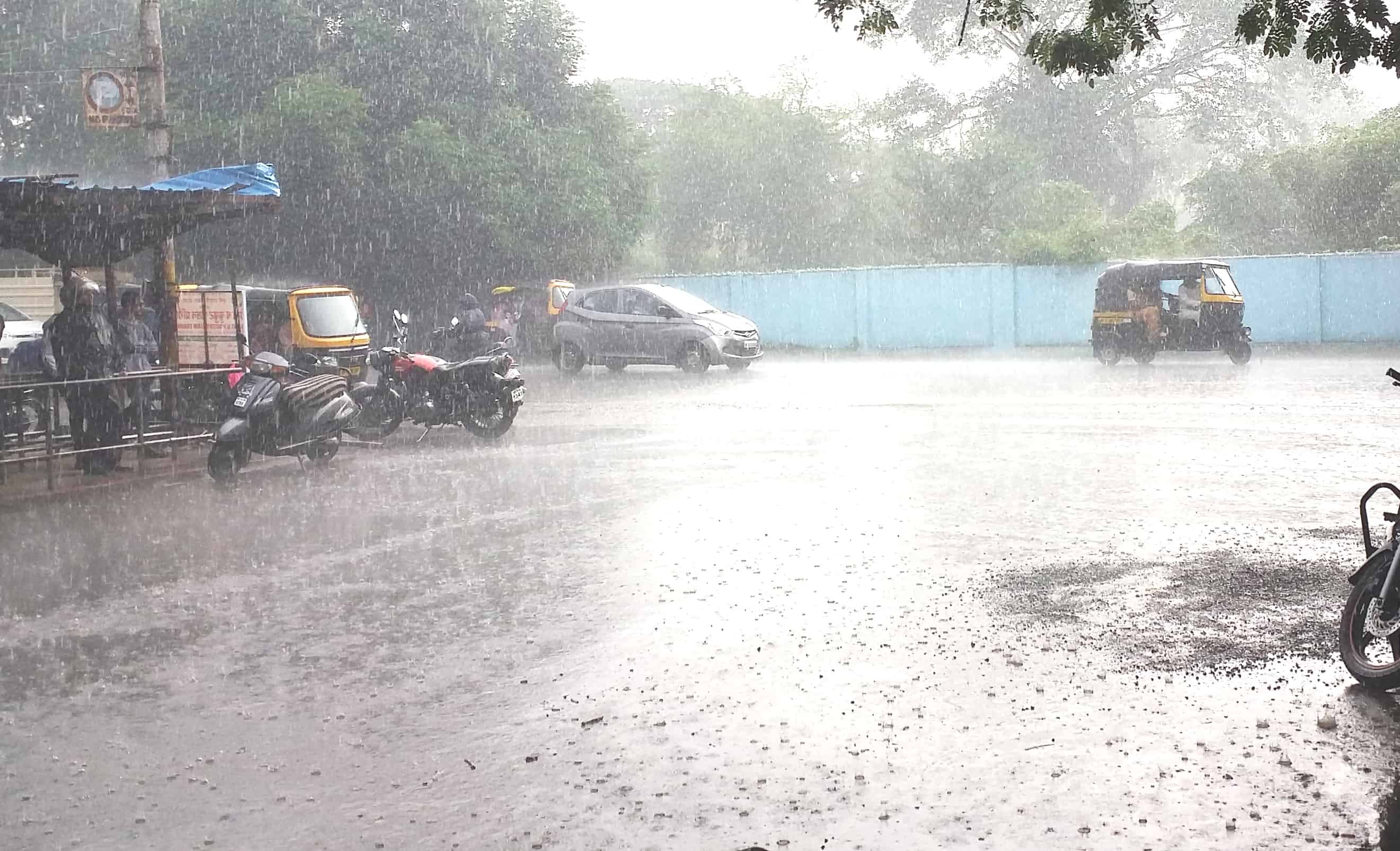 पाऊसाने केली नागरिकांची त्रेधातिरपट ! 
