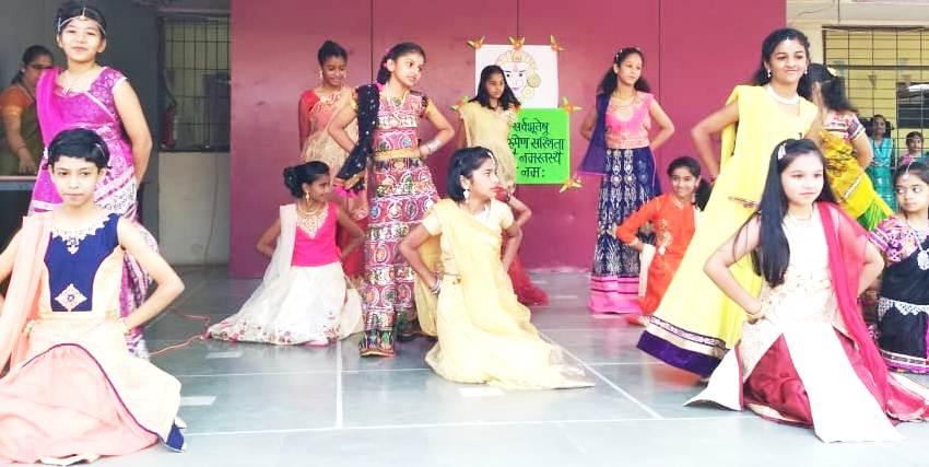 निगडी येथील विद्यानंद भवन हायस्कुल मध्ये भोंडला उत्साहात साजरा.