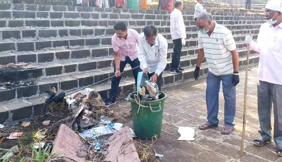 सामाजिक श्रमदानाच्या माध्यमातून इंद्रायणीतून काढला तब्बल ५ ट्रक गाळ व कचरा. 