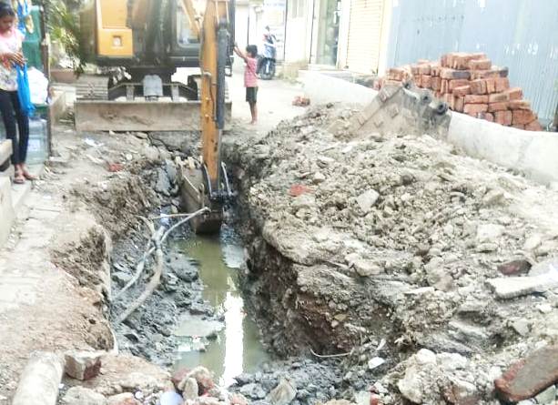 ड्रेनेज लाईनचे काम तात्काळ पूर्ण करा, अन्यथा खोदकाम केलेल्या जागी वृक्षारोपणाचा कार्यक्रम हाती घेऊ : शिवसेना.  