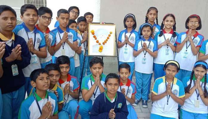 पी. के. इंटरनॅशनल इंग्लिश स्कूलमध्ये महात्मा फुले यांना केले अभिवादन!