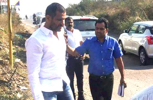 आमदार लक्ष्मण जगताप यांनी पुणे-मुंबई द्रुतगती महामार्गाच्या दुरावस्थेबद्दल रिलायन्स कंपनीच्या अधिकाऱ्यांची केली कानउघाडणी 