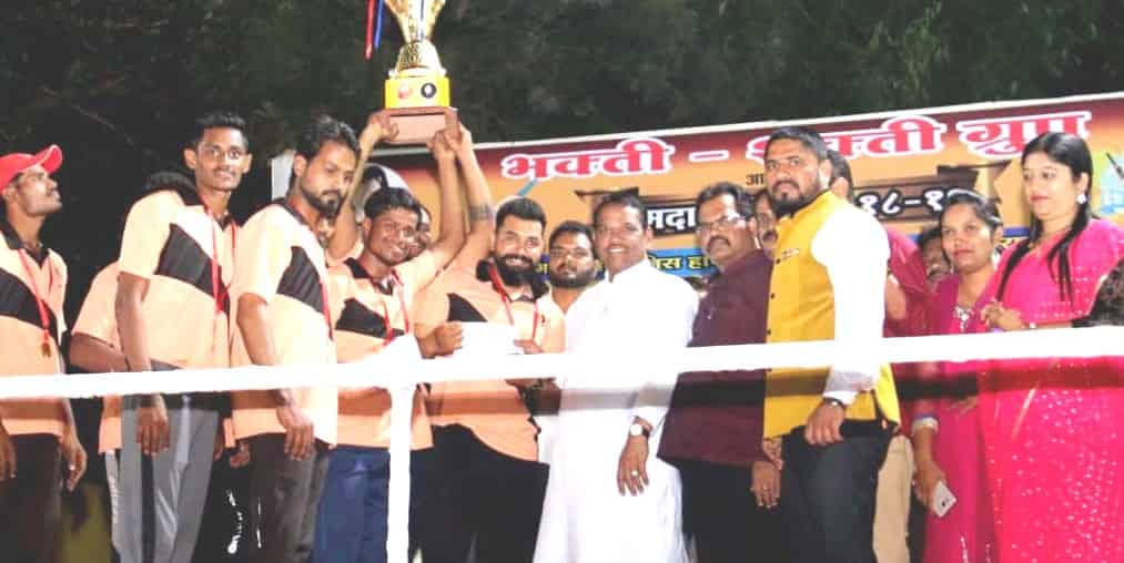 कुणाल थोपटे स्पोर्ट्स क्लबला आमदार चषक पुरस्कार प्रदान.