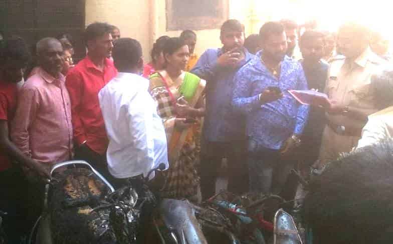 मिलिंदनगर येथे आग दुर्घटना; सहा दुचाक्या व मालमत्तेचे झाले नुकसान.   