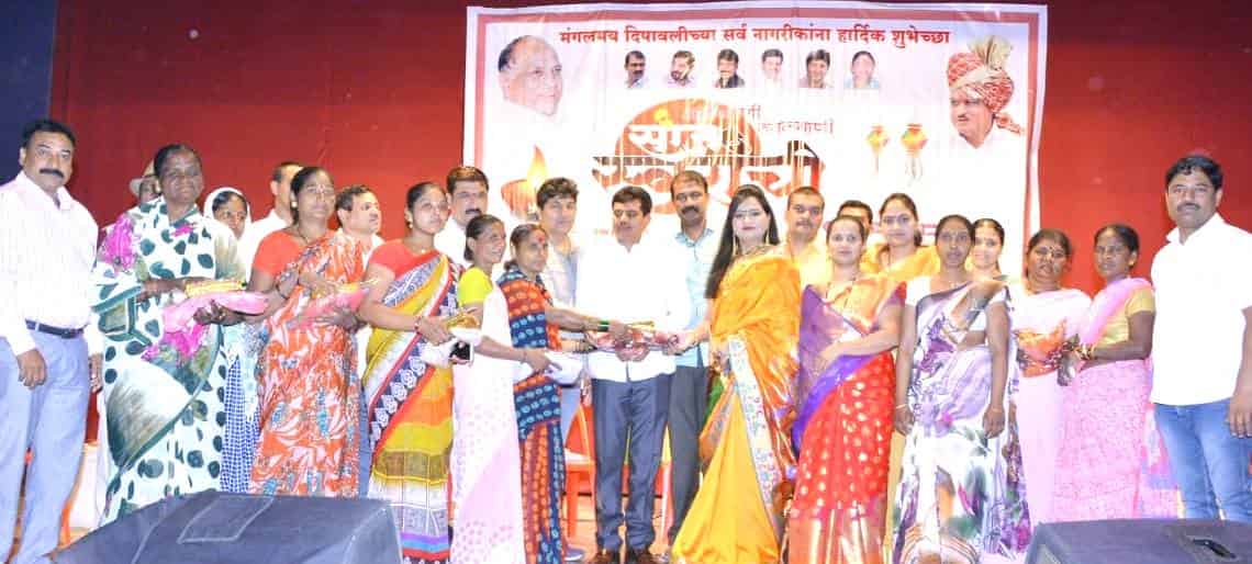 राष्ट्रवादी काँग्रेसतर्फे कचरावेचक महिला व पुरुष कामगारांचा साडी, पोशाख व मिठाई देऊन सन्मान