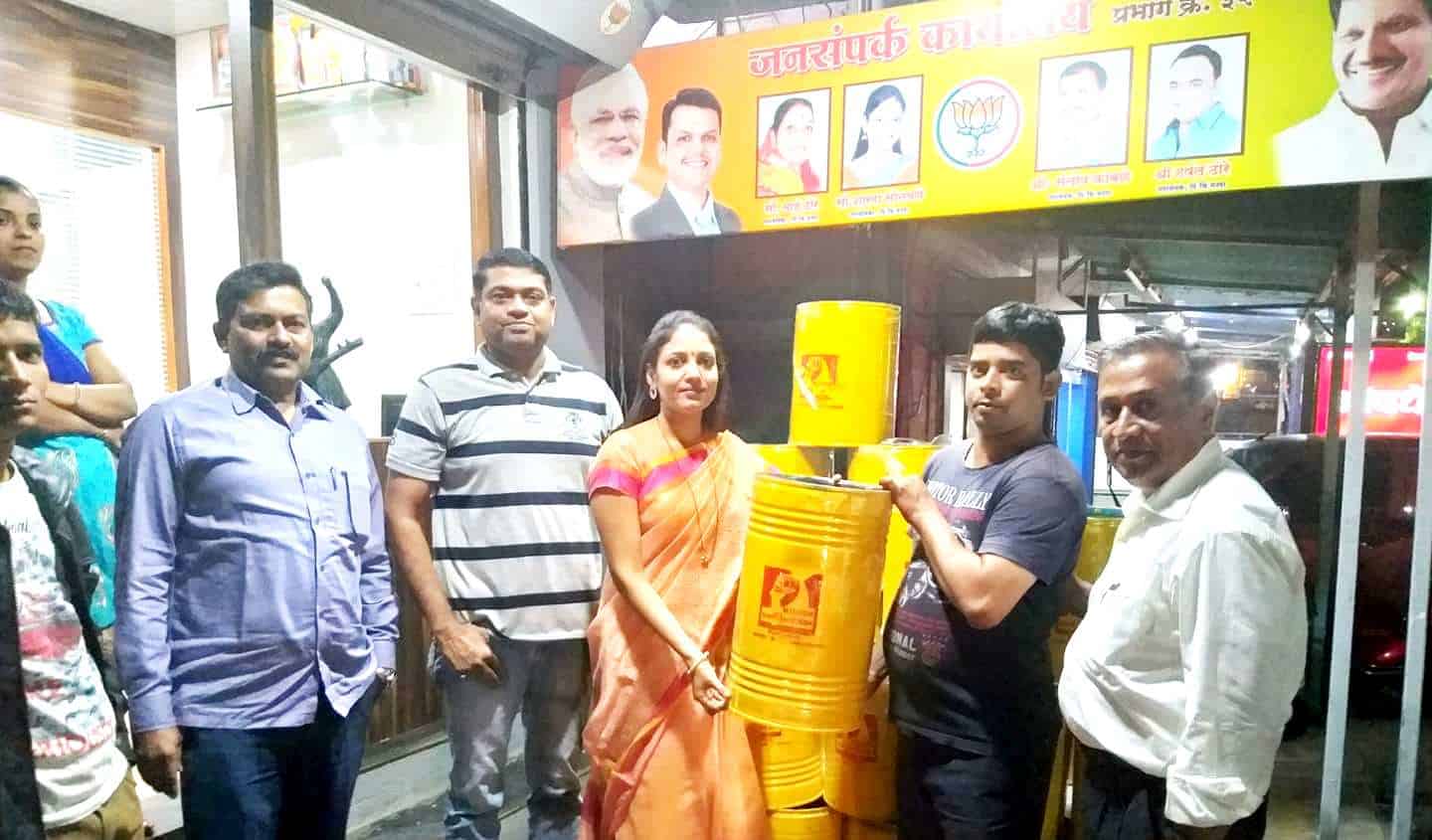 नगरसेविका शारदा सोनवणे यांच्या पुढाकाराने सांगवीत मोफत डस्टबिन वाटप. 