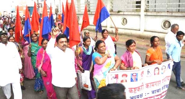 सफाई कामगारांच्या विविध मागण्यांसाठी कष्टकरी कामगार पंचायतीचा महापालिकेवर मोर्चा