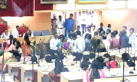 राष्ट्रवादीकडून शिक्षक वर्गीकरण विषयावर चर्चेची मागणी....काही काळ सभा तहकूब 