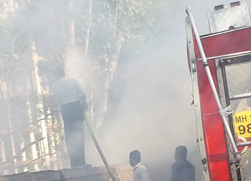 बिजलीनगर एमआयडीसी रोडवरील धक्कादायक प्रकार, सर्रास जाळला जातो कित्येक टन प्लास्टिकचा कचरा