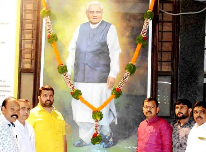 माजी पंतप्रधान अटलबिहारी वाजपेयी यांच्या जयंतीनिमित्त महापालिकेच्या वतीने अभिवादन 