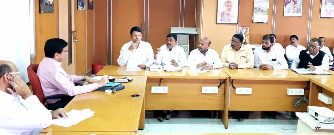 रिक्षा चालकांच्या प्रश्नाबाबत परिवहन कार्यालयात बैठक, रिक्षा चालकांचे प्रश्न सोडवण्याचे आयुक्त शेखर चन्ने यांचे आश्वासन -  बाबा कांबळे