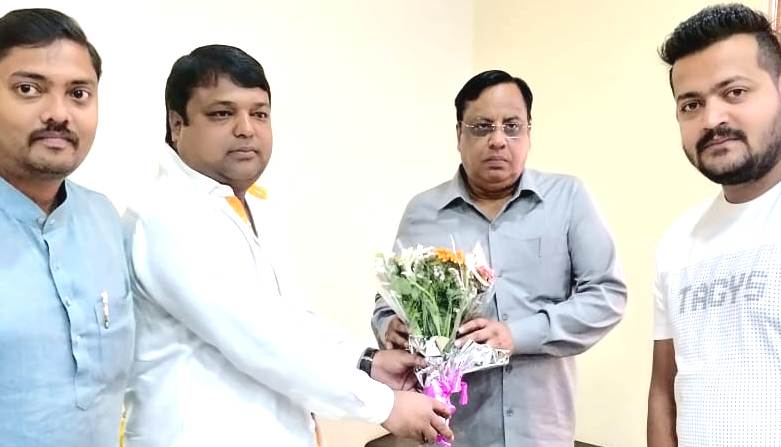 आमदार विजय औटी यांची शिवसेनेचे विशाल यादव यांनी घेतली भेट, विधानसभेच्या उपाध्यक्ष पदी बिनविरोध निवड झाल्याबद्दल केले अभिनंदन! 