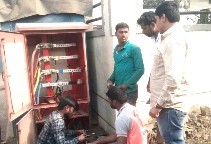 स्वी नगरसेवक दिनेश यांच्या प्रयत्नास यश, हरगुडे वस्तीतील रहदारीस अडथळा ठरणाऱ्या विद्युत डीपीचे केले स्थलांतर