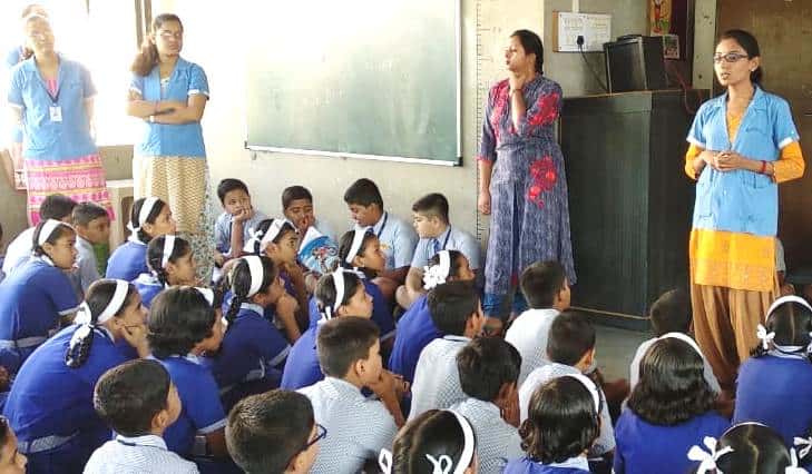 डॉ. आंबेडकर यांना लिटल फ्लॉवर इंग्लिश मिडियम स्कूलमध्ये अभिवादन!