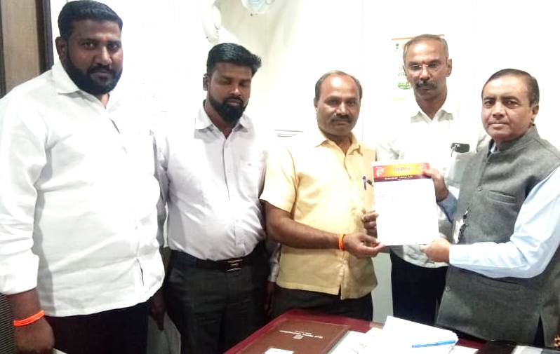 काळेवाडी-विजयनगर व नढेनगर परिसरातील मोकाट श्वान व डुकरांचा बंदोबस्त करण्याची शिवसेनेने केली मागणी 