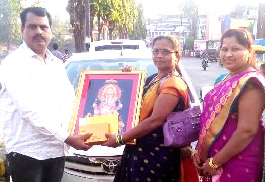 उद्योजक दिनेश लिंगवत यांनी नूतन महीला व बालकल्याण सभापति पल्लवी पंढरीनाथ राऊळ यांची घेतली नुकतीच भेट