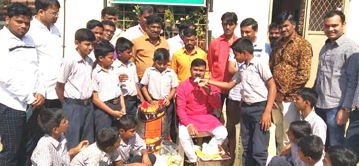 दुष्काळाचे गांभीर्य ओळखून नगरसेवक राजेंद्र लांडगे यांनी वाढदिवस केला साधेपणाने साजरा