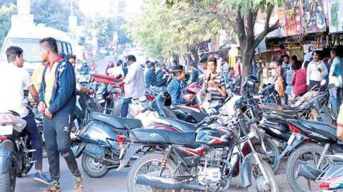 शहरातील अतिक्रमित पादचारी मार्ग मोकळे करा, सामाजिक संघटनांची मागणी