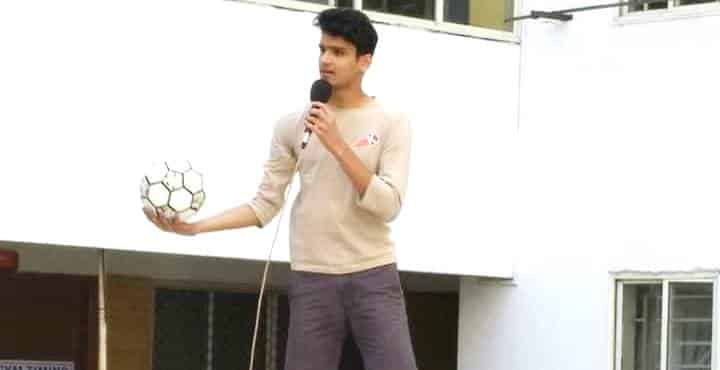 प्रतिभा कॉलेजमध्ये कुणालने दिले फ्रीस्टाइल फुटबॉलचे धडे