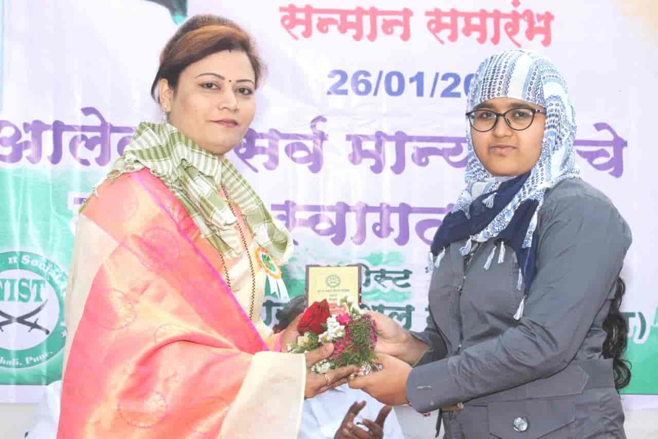 प्रजासत्ताक दिनानिमित्त नीस्ट तर्फे चिखलीत वकीलांचा सन्मान