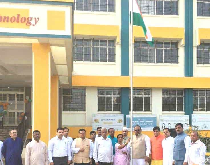 शहीद सौरभ फराटेंच्या मातापित्यांच्या हस्ते नूतन मध्ये ध्वजवंदन