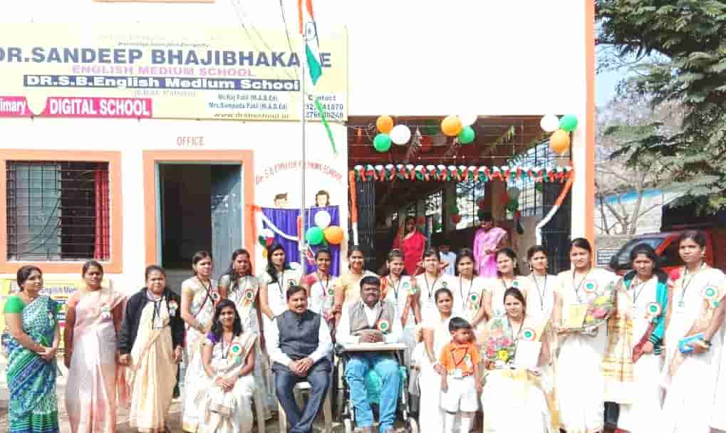 डॉ. एस. बी. इंग्लिश मिडीयम स्कूल इतर संस्थांना आदर्श - नंदकुमार सुतार