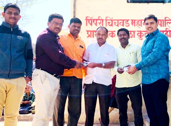 चिखली-कुदळवाडी येथील नव-मतदार व युवा मतदारांना ओळखपत्रांचे केले वाटप