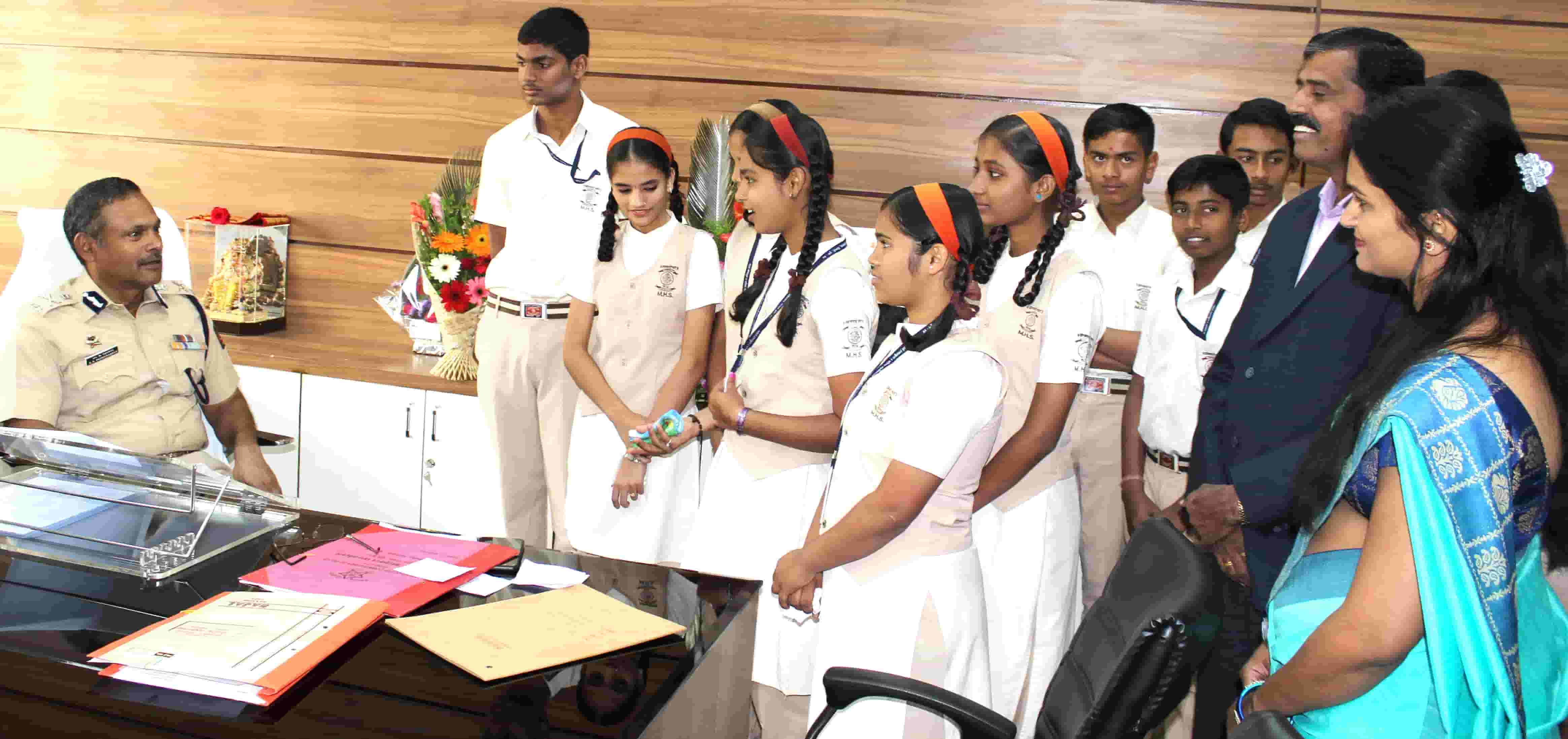 मॉडर्नच्या विद्यार्थ्यांनी घेतली पोलिस आयुक्तांची परीक्षा 