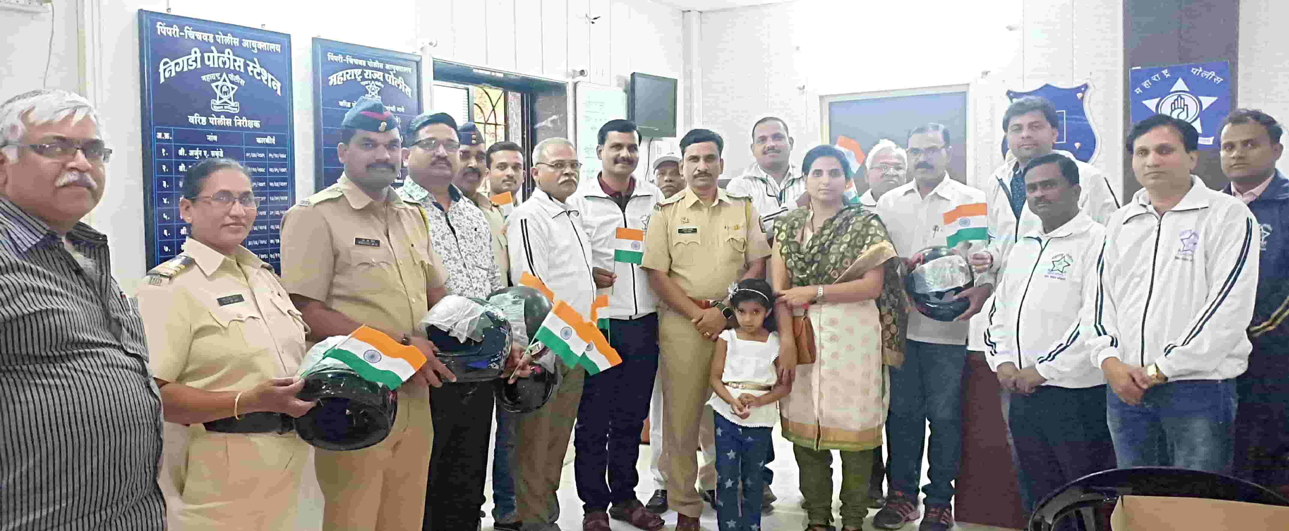 जेव्हा चिमुकली देते पोलिस काकानां 