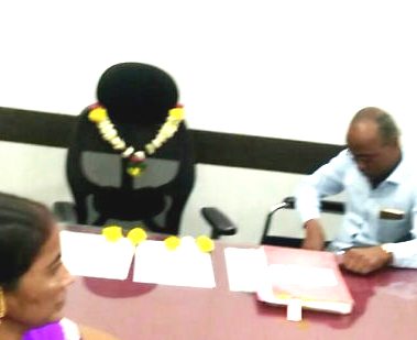 सहाय्यक आयुक्‍त स्मिता झगडे यांच्या रिकाम्या खुर्चीला हार घालून केला निषेध