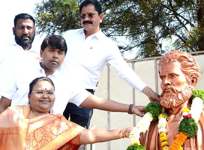 नगरसेविका अनुराधा गोरखे व उद्योजक अमित गोरखे यांनी महापुरुषांना दिली मानवंदना