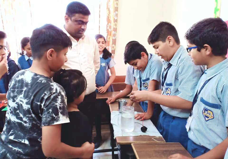 विद्यार्थ्यांनी प्रयोगशीलतेद्वारे जनतेला व शेतकऱ्यांना फायदेशीर ठरतील, अशा उपकरणांची निर्मिती करावी -  संदीप काटे 