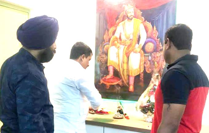 उद्योजक संतोष बारणे यांनी शहीदांना आदरांजली वाहून, छत्रपतींना केले नमन