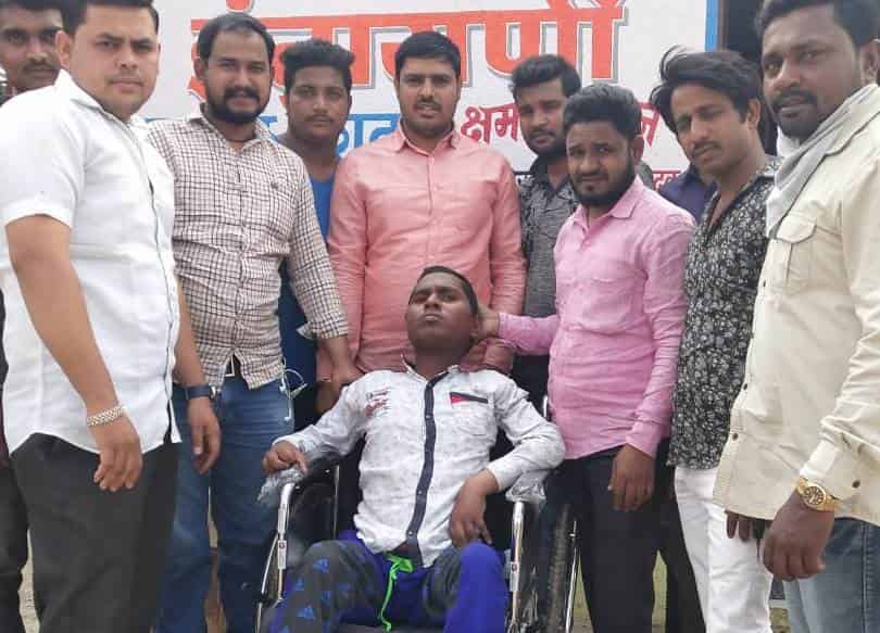 स्वी. नगरसेवक दिनेश यादव यांच्या पुढाकाराने अपंग व्यक्तीस व्हील चेअर प्रदान