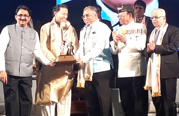 सूर्यदत्ता जीवन गौरव पुरस्काराने विश्वेश कुलकर्णी सन्मानित 