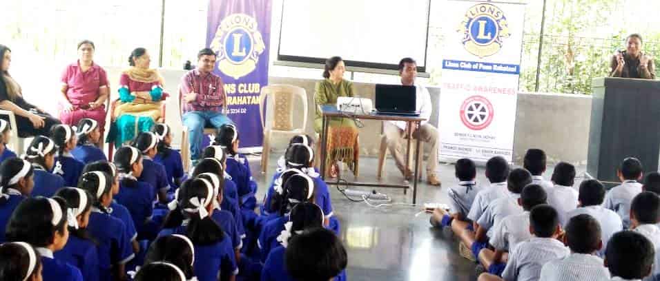 अरविंद एज्युकेशन सोसायटीच्या विद्यार्थ्यांनी घेतले वाहतूक नियमांचे धडे