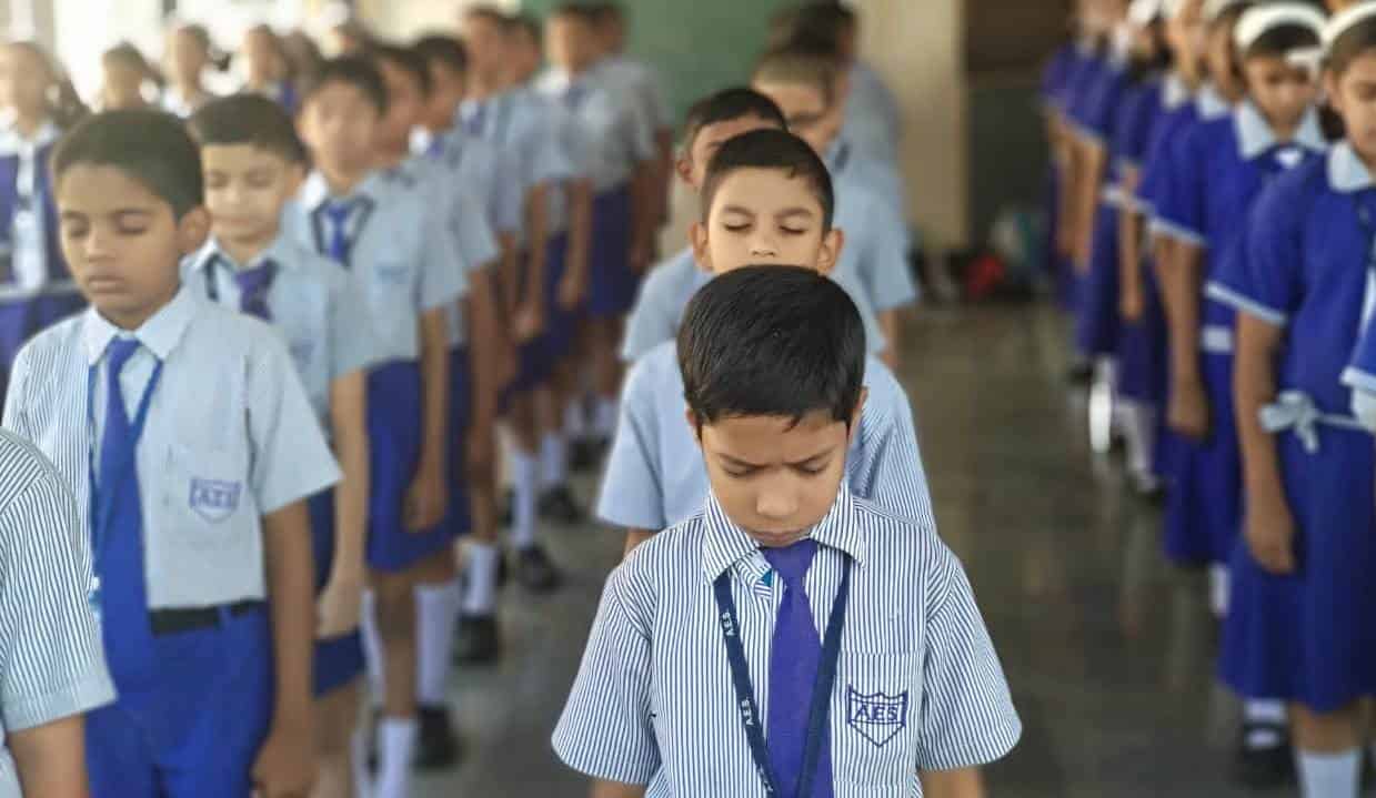 अरविंद एज्युकेशन सोसायटीतर्फे शहीद जवांना श्रद्धांजली अर्पण