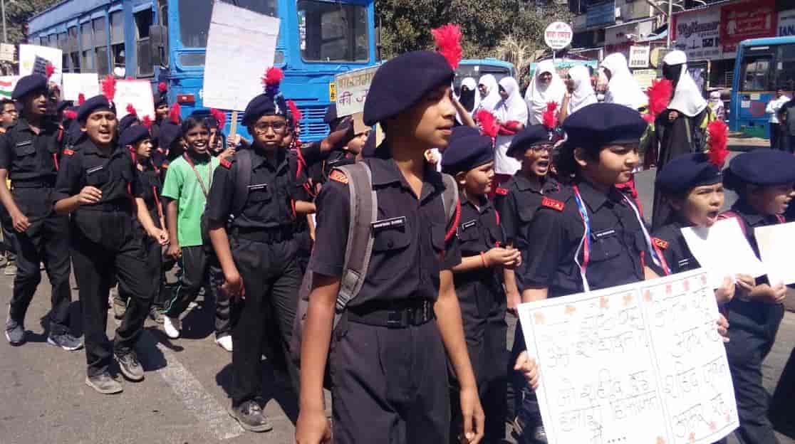 विद्यानंदच्या विद्यार्थ्यांनी फेरी काढून केला निषेध