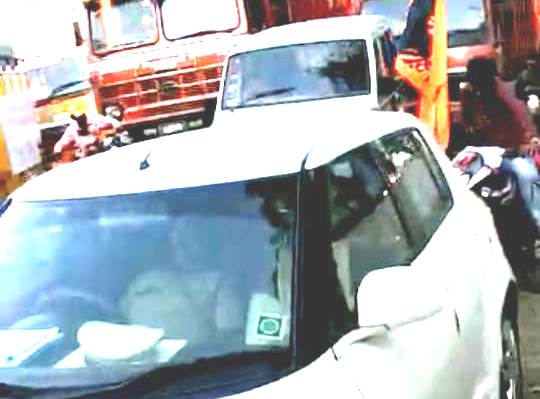 आरटीओचे मो. वा. नि. वातानुकुलीन वाहनात सुस्त, अन... कॅमेरात बंदिस्त