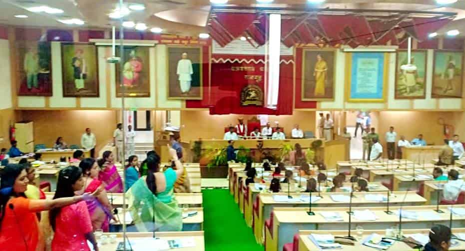 ५३ डॉक्टरांना महापालिका सेवेत कायम करण्यावरून वादंग