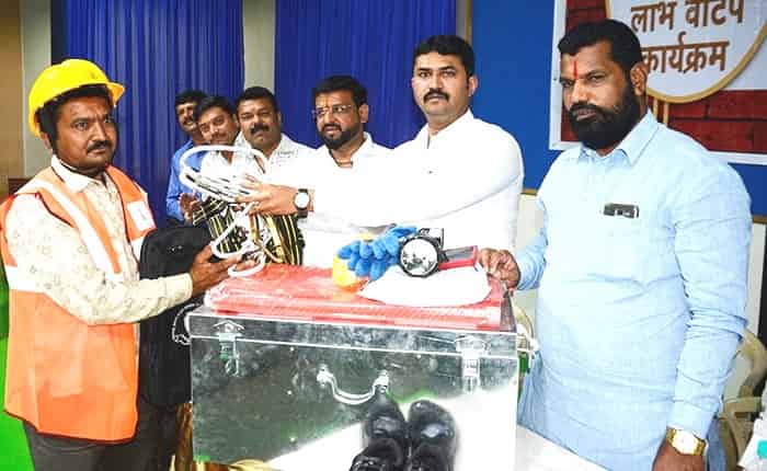 १२५० कामगारांना सेफ्टी कीटचे वाटप व कल्याणकारी योजनांचा लाभ - इरफान सय्यद